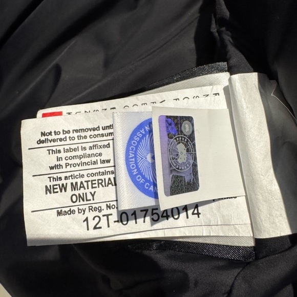 Men’s navy blue Canada Goose coat. Size medium. - Picture 5 of 10